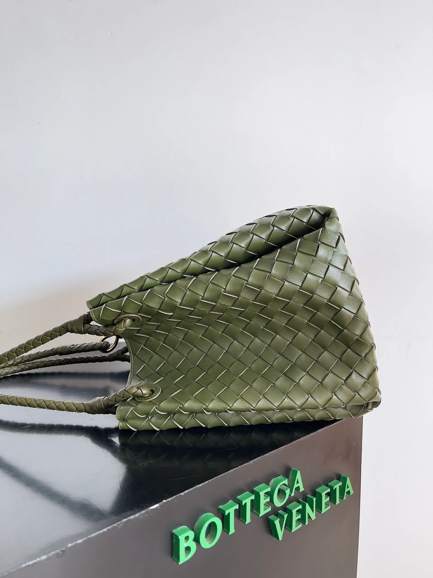 Batch 2660 24 early autumn new model Andiamo Parachute is made of a whole piece of woven leather. It is processed by folding stitching at the four corners. # Craftsmanship and creativity. The large size is atmospheric and practical. One of the must-selects for BV. It has a large space, can hold a computer, the shoulder strap is thick, and the upper shoulder is very comfortable. The large parachute can be carried on the body and can be carried on the body. The upper body is versatile and cute☺️ Style number: 796571 Size: 30*26*20cm